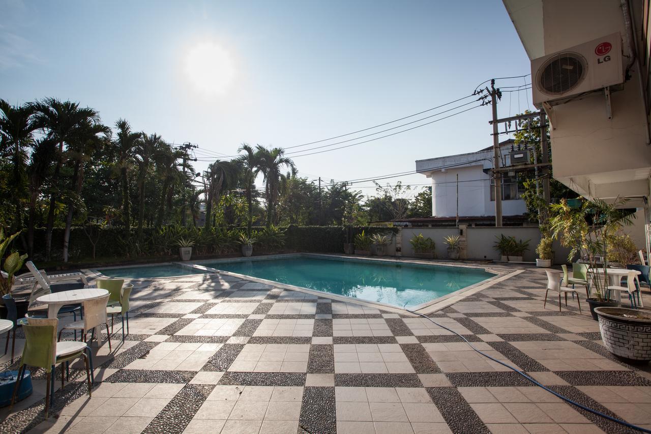 Hotel Reddoorz Premium @ Raya Nginden Wonotjolo Exteriér fotografie