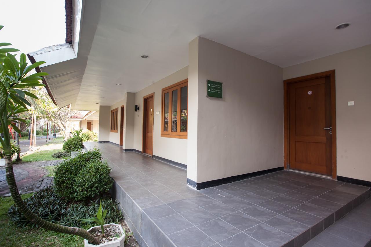 Hotel Reddoorz Premium @ Raya Nginden Wonotjolo Exteriér fotografie