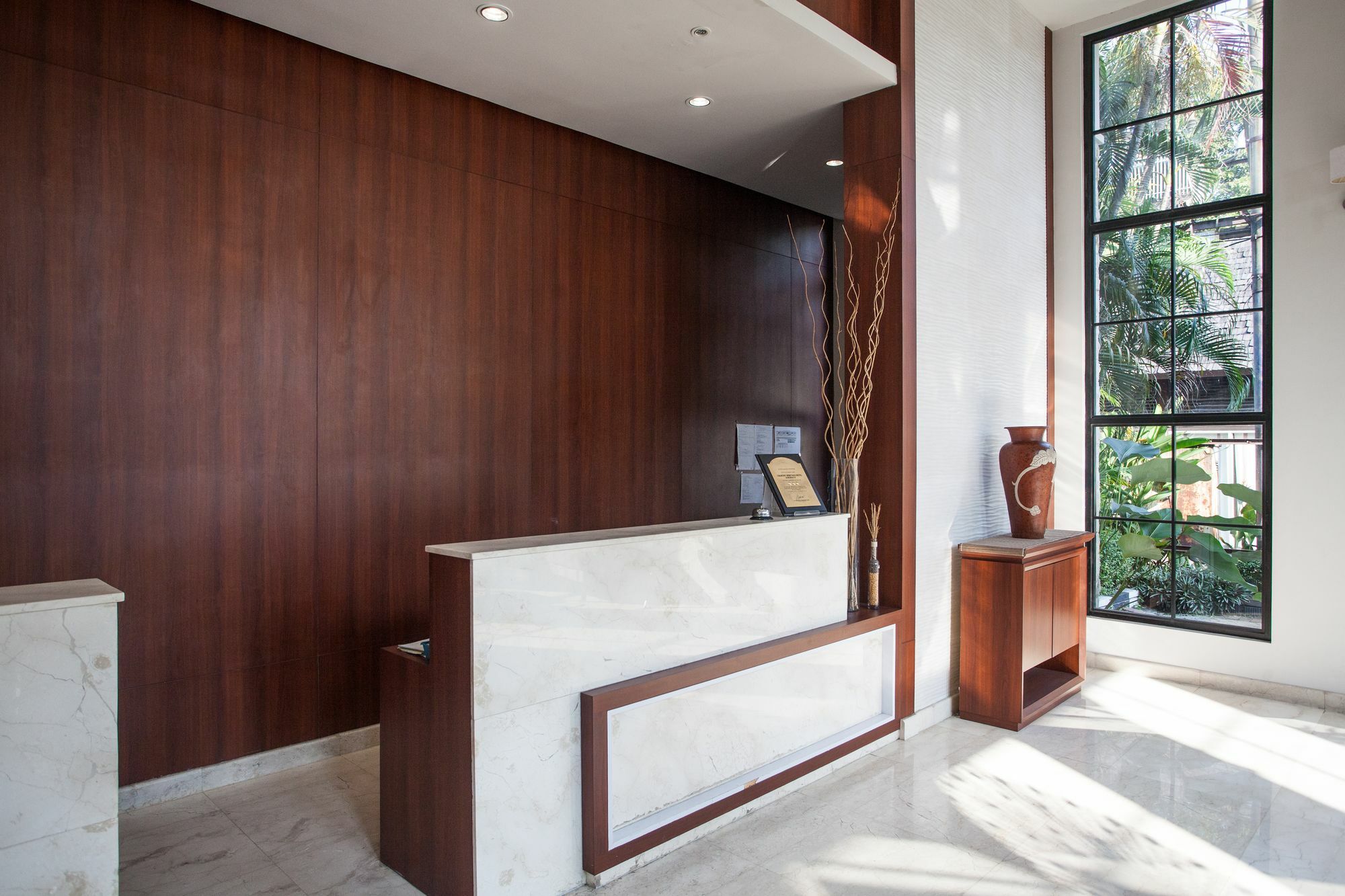 Hotel Reddoorz Premium @ Raya Nginden Wonotjolo Exteriér fotografie